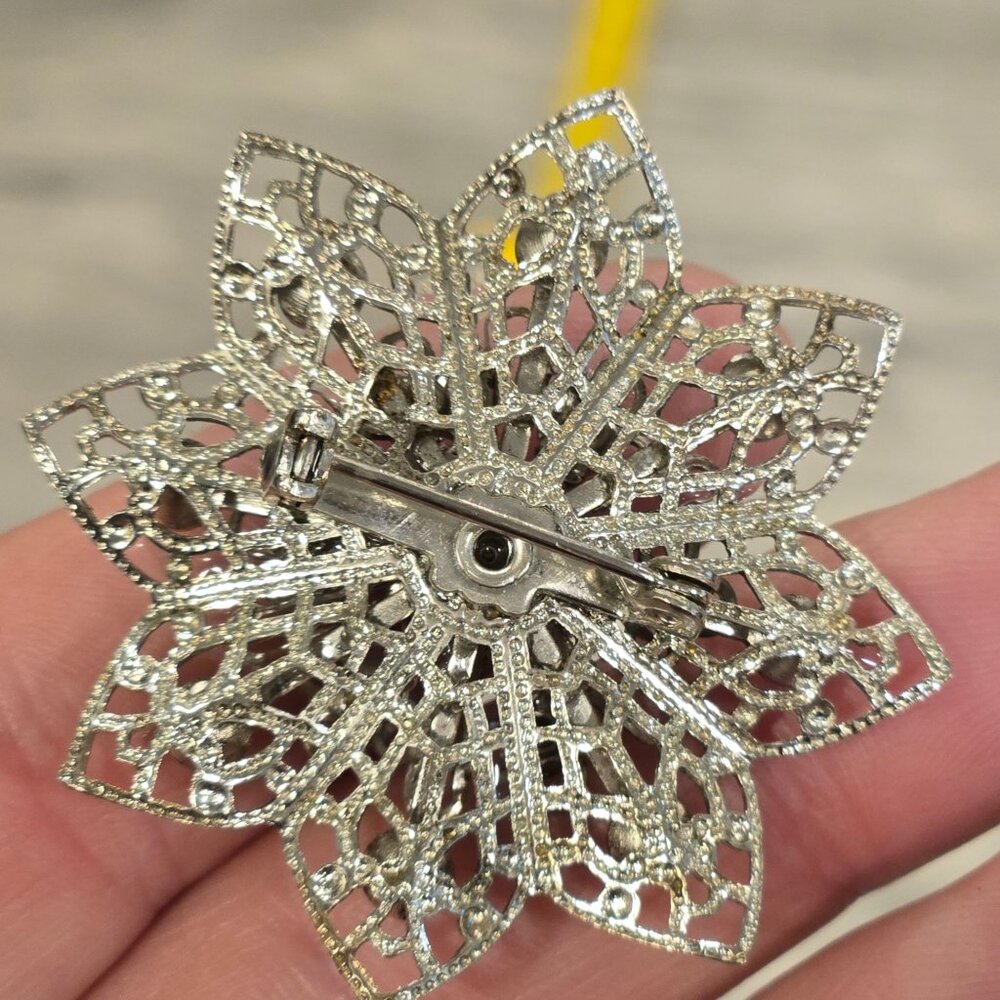 Vintage Blue Rhinestone Flower Brooch Silver Tone Filigree Mid Century - Picture 9 of 10